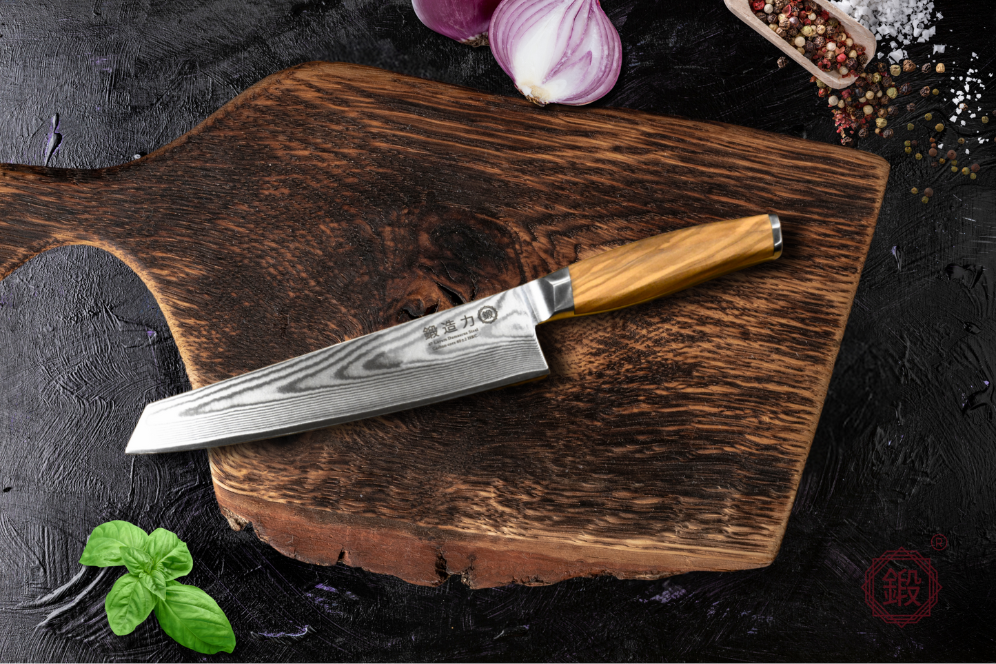 Messer mit Damaststahlklinge und Griff aus Olivenholz.