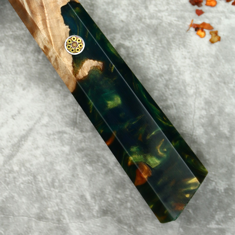 Santoku Nobel-Line Damastmesser mit ergonomischem Griff aus Holz und grünem Epoxidharz.