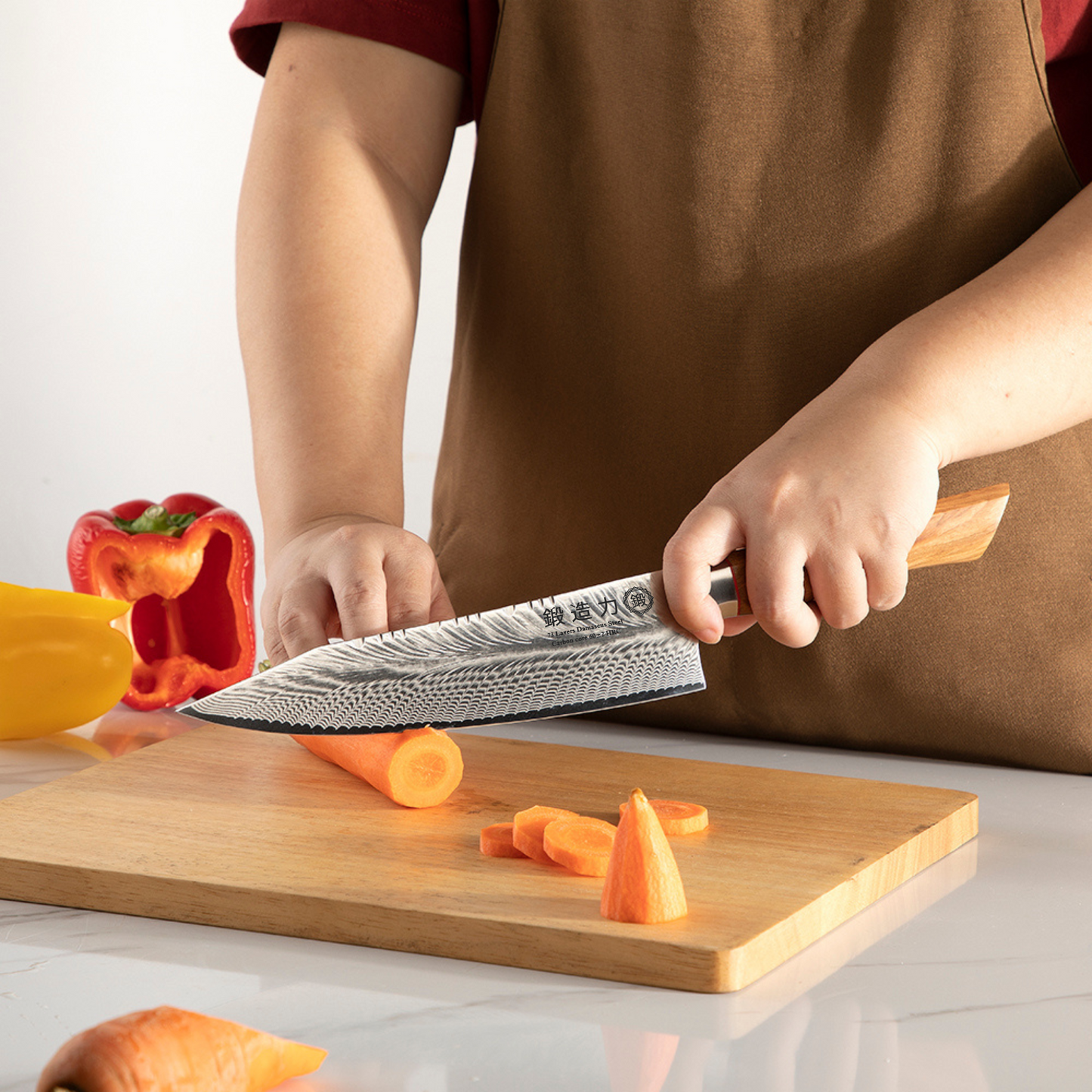 Kiritsuke Damastmesser olive Feather schneidet hauchdünn eine tomate