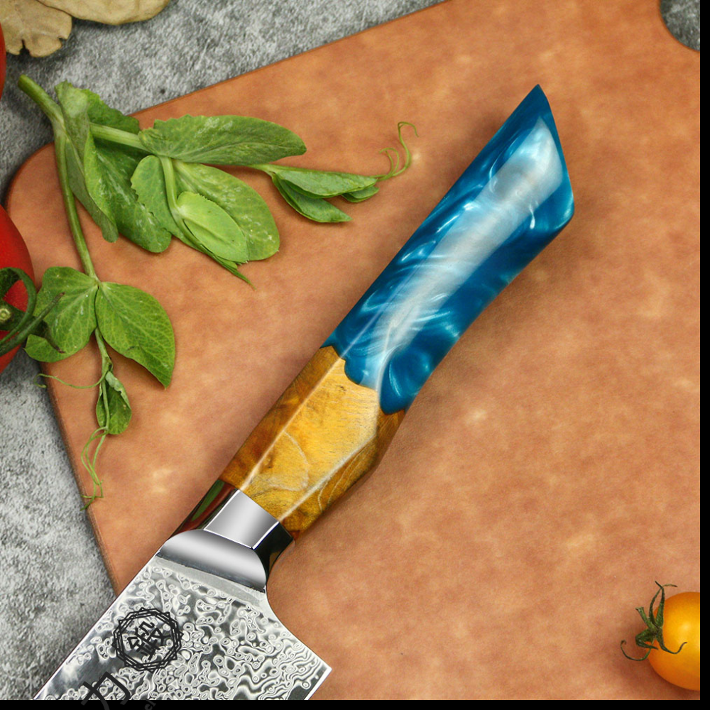 Kiritsuke colored Line Damastmesser mit blauem Epoxidharzgriff und VG10-Damaststahlklinge auf Schneidbrett.