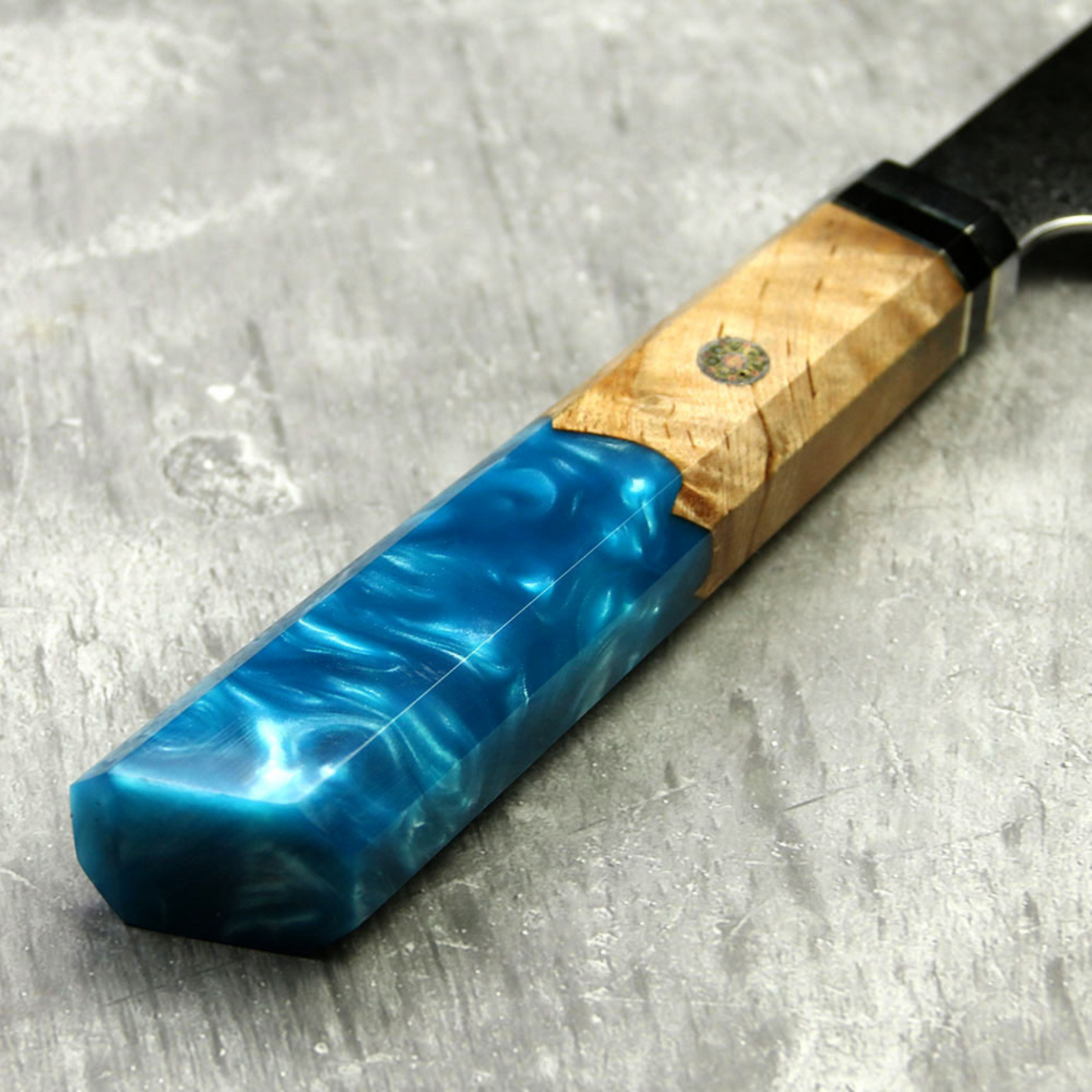 Santoku Lagune-Line Damastmesser mit blauem Epoxidharz und Holzgriff.
