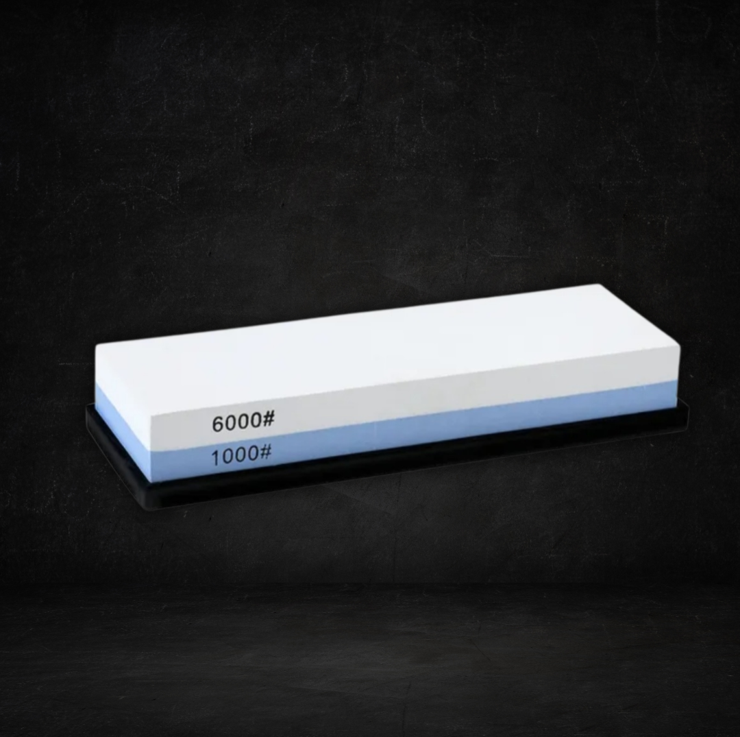 Doppelseitiger Schleifstein mit grober und feiner Körnung, inkl. Anti-Rutsch-Basis.