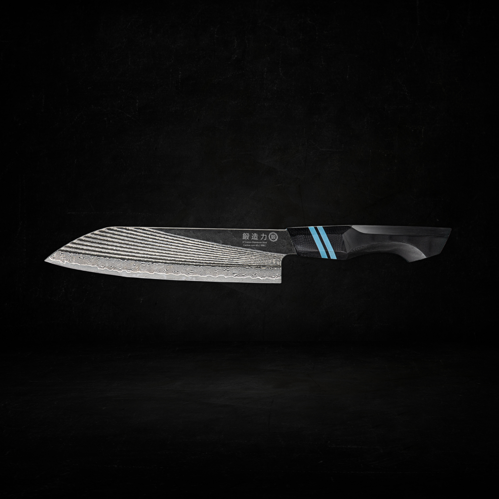 Innovatives Damastmesser Santoku Frostfire mit einzigartigem Wellenmuster und ergonomischem G10-Griff.