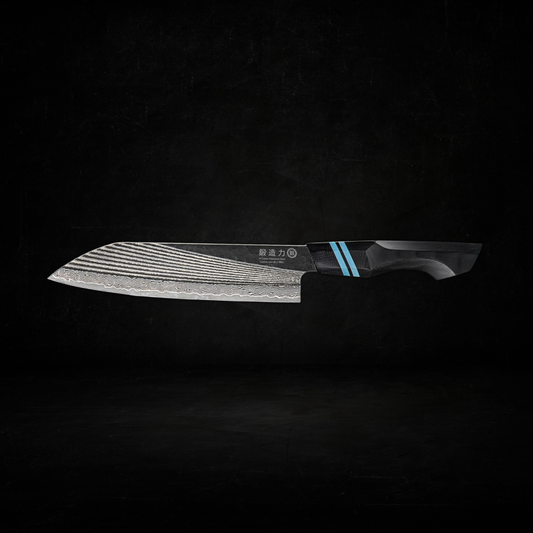 Innovatives Damastmesser Santoku Frostfire mit einzigartigem Wellenmuster und ergonomischem G10-Griff.